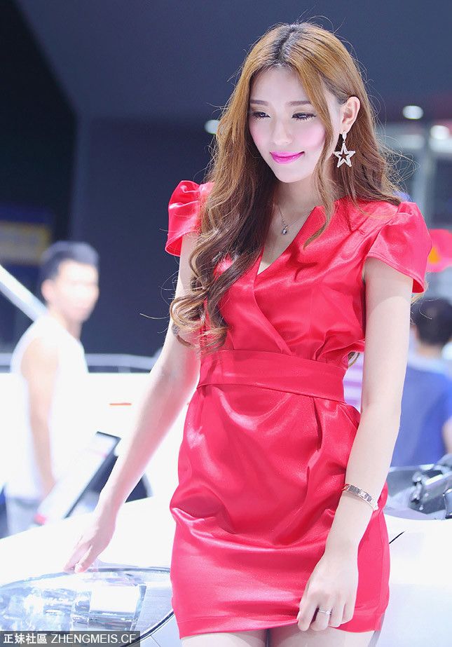 2014深圳国际车展的红衣MM