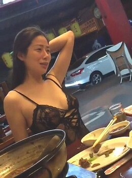 「脱衣豪放露乳