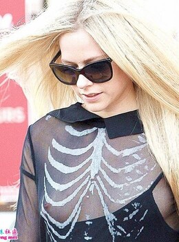 Avril Lavigne街上露點圖