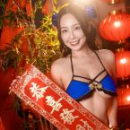 在大红灯笼下正妹向大家拜年