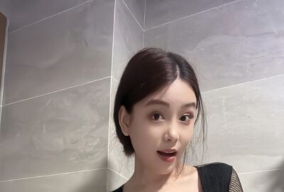 学妹在浴室里的自拍