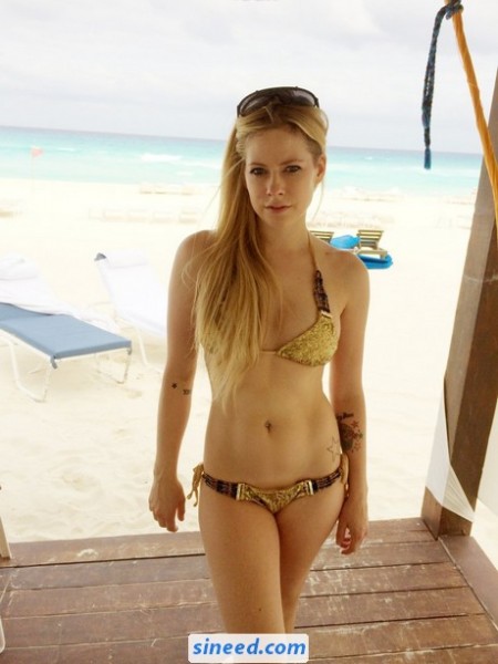 Avril-Lavigne-Naked-25-768x1024.jpg