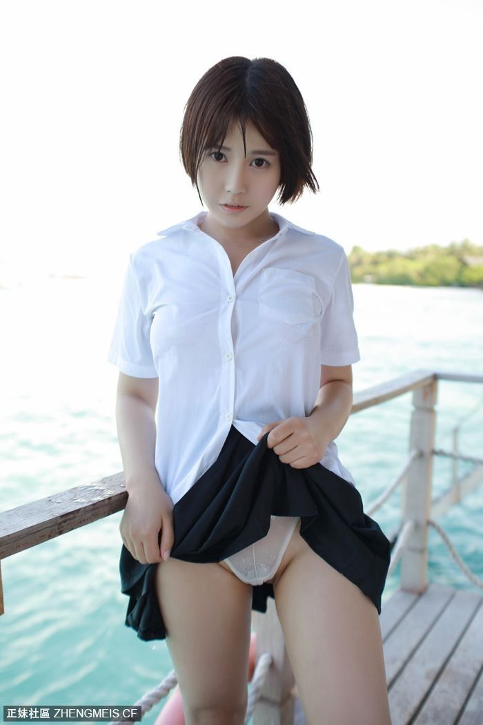 学生妹艾莉湿身白衬衣美乳依稀可见