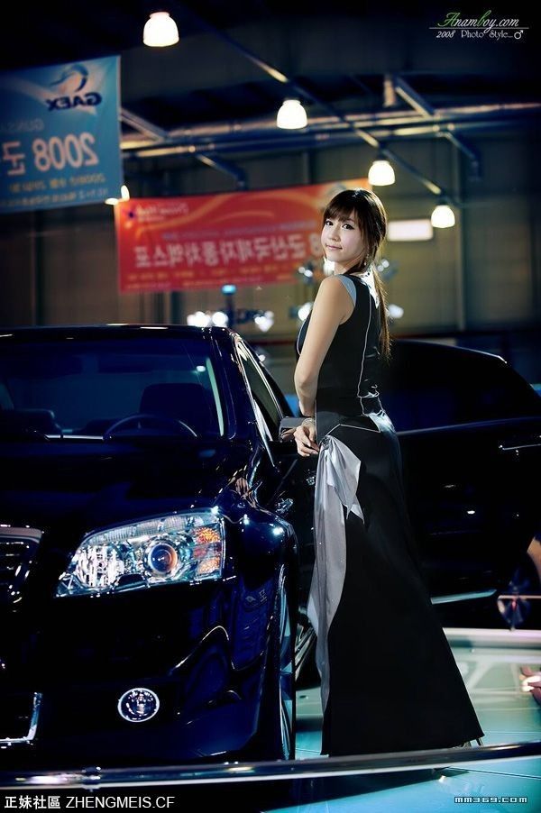 眼睛超大的韩国美女车模