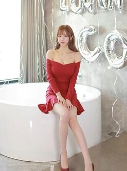大奶紅色裙美女