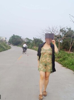 丰满骚妇去地里勾引农民伯伯[17P]