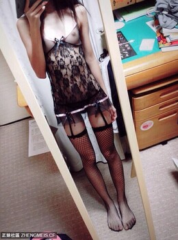 内裤紧勒着阴唇，淫洞里还不停的流出爱液[9P]