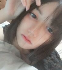 思春期中的微乳混血少女