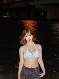 沙滩上的大胸美女