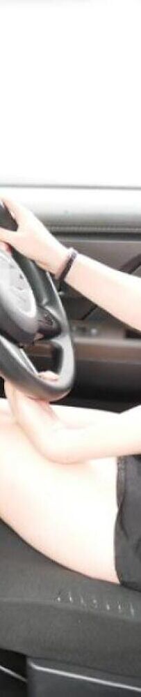开车女孩 〜握着排档感开车！无套勃起肉棒含在嘴巴里！〜!