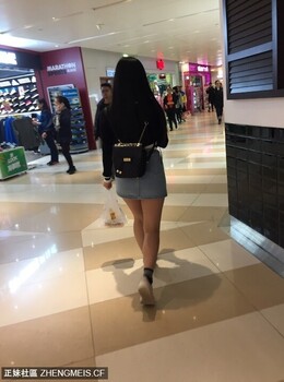 灰色底底的美女