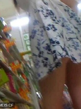 超市抄到了少女滑滑的屁股壹览无余