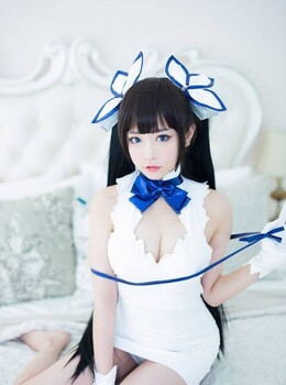 清纯女孩的私房cosplay露酥胸私房照