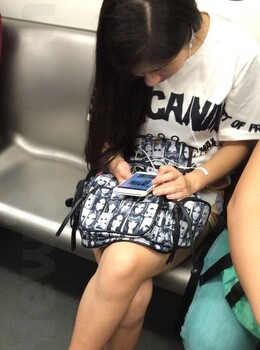 在玩手機美女