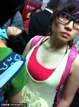 地鐵站的美女