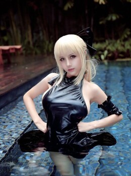 Saber cosplay 夏美酱_cos条纹比基尼saber