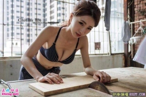 內衣老闆娘又犯規了！胡綺胸前開縫引熱議