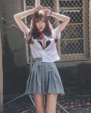 「白嫩小学妹」下课直接脱了
