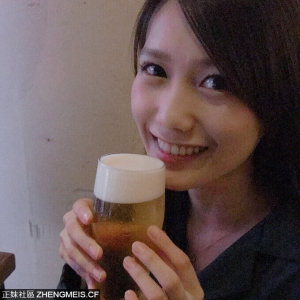 愛喝酒的美女