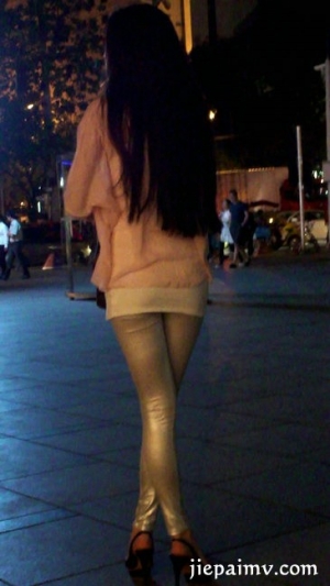 街拍丰满紧身裤极品翘臀高跟美女