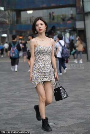 街拍吊带碎花裙短发靓女