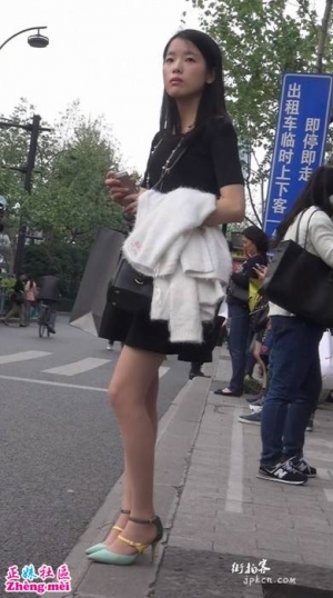 等车的肉丝高跟美腿MM