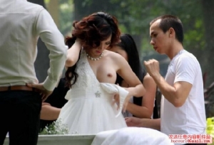 酒吧门口的美女附送以新娘[10P]