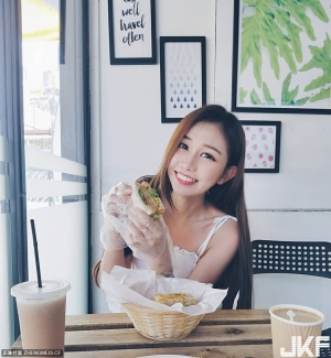 清新白皙小正妹 Joeytng 比基尼大展事業線性感又甜美