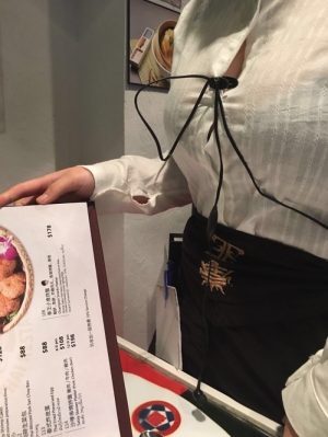 餐廳迫爆女侍應