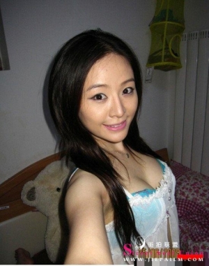 美眉睡觉前拍几张性感照片欣赏