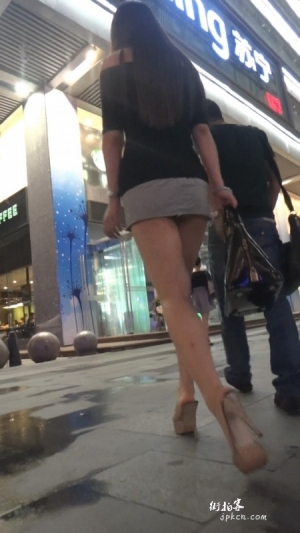 极品高跟大长腿美女的裙子好短啊！！