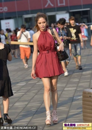 展会的入口街拍的美丽姐姐