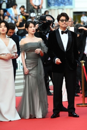 IU坎城紅毯首亮相
