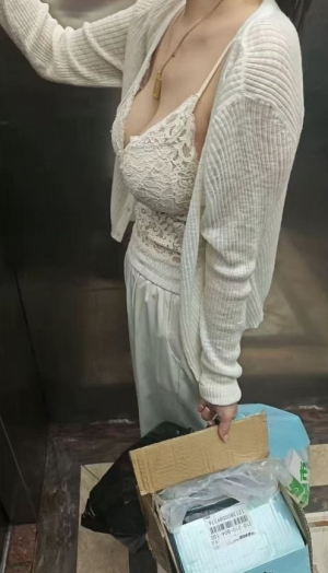 电梯里碰到拿快遞的巨乳人妻,丰乳细腰逆天身材