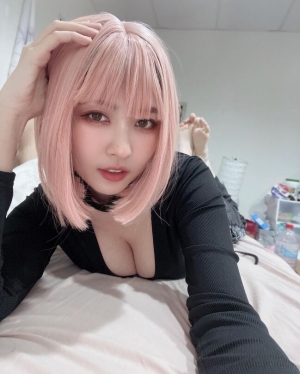 巨乳美女 Aiwei Hero