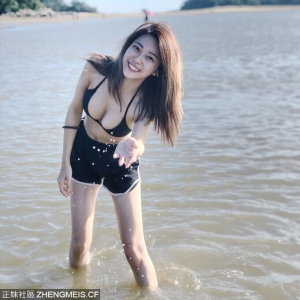 清純正妹美髮師「胡可萱」上帝視角辣曬深邃乳溝