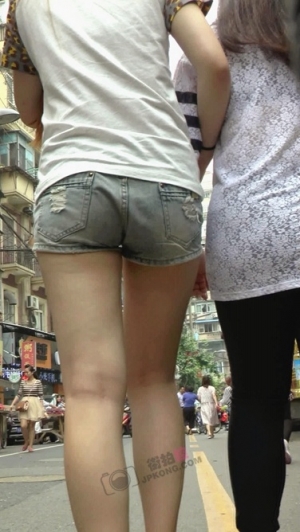 并不紧的热裤小妹，可腿还是蛮白嫩的[12P]