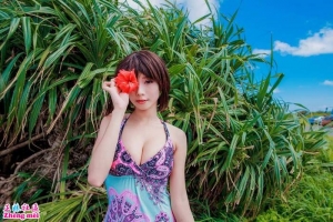 這車頭燈太猛！正妹希維亞內衣照
