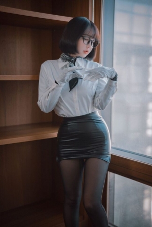 黑丝秘书妹