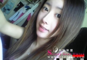 90后美女校花酒店开房自恋自拍照