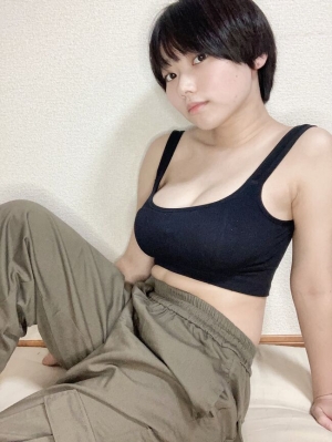 短发巨乳妹