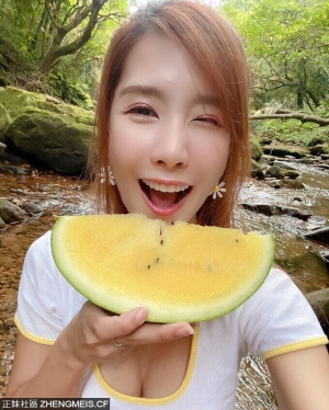 美熟女 夏天就是要吃西瓜