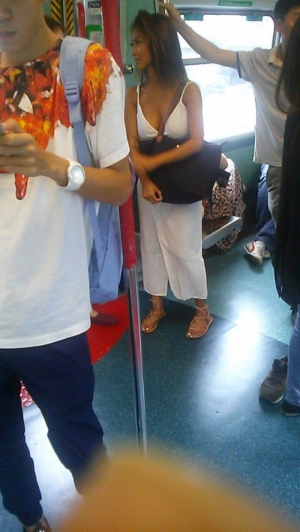 ABC地鐵當眾倒奶