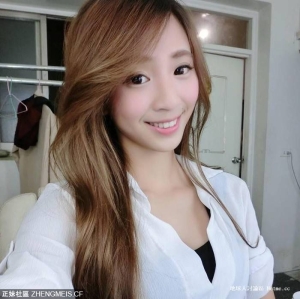 胸前飽滿~細細粒正妹