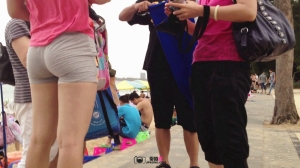 海边红色紧身性感热裤MM，好紧啊[17P]