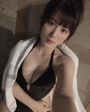 大奶美女记者怪怪美少女