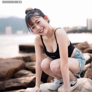 可爱美乳少女